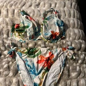 Fantasie kiawah White Floral Tie-Side Bikini top size 36H US bottoms size large